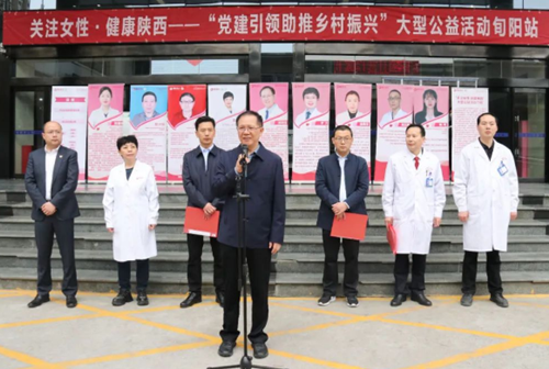 Drive 200 kilometers to deliver health to the people of Xunyang, so that patients can see the 